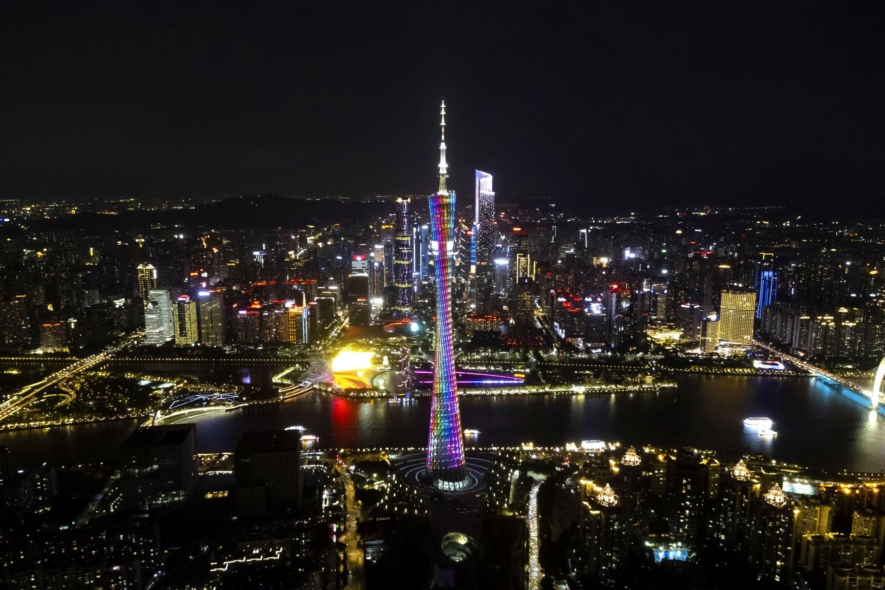 Vista noturna de Zhujiang New Town e da Canton Tower, em Guangzhou